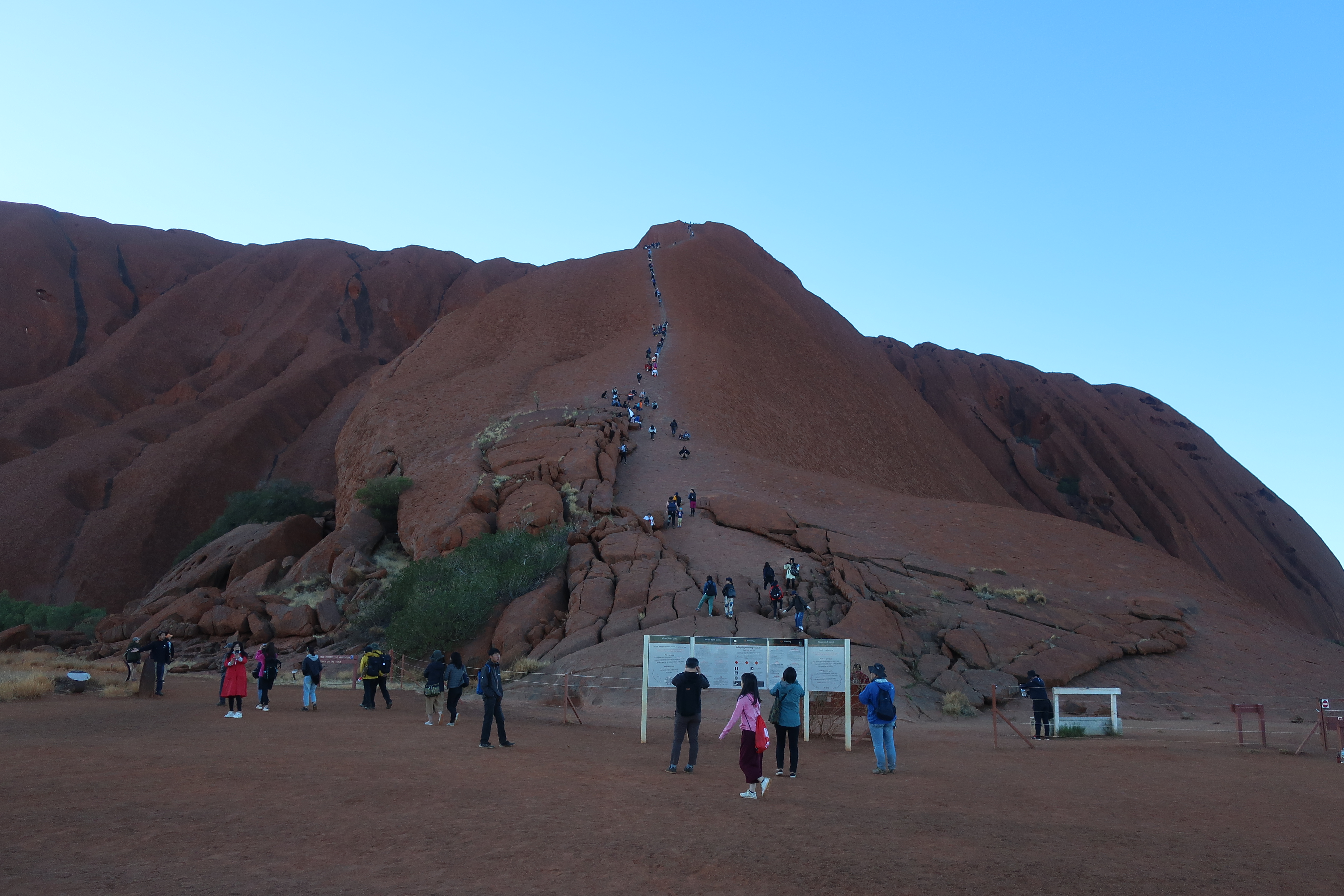 ラストチャンス 登山禁止1か月前 ウルル エアーズロック へ人生最後の登頂 おふとぅんから世界へ